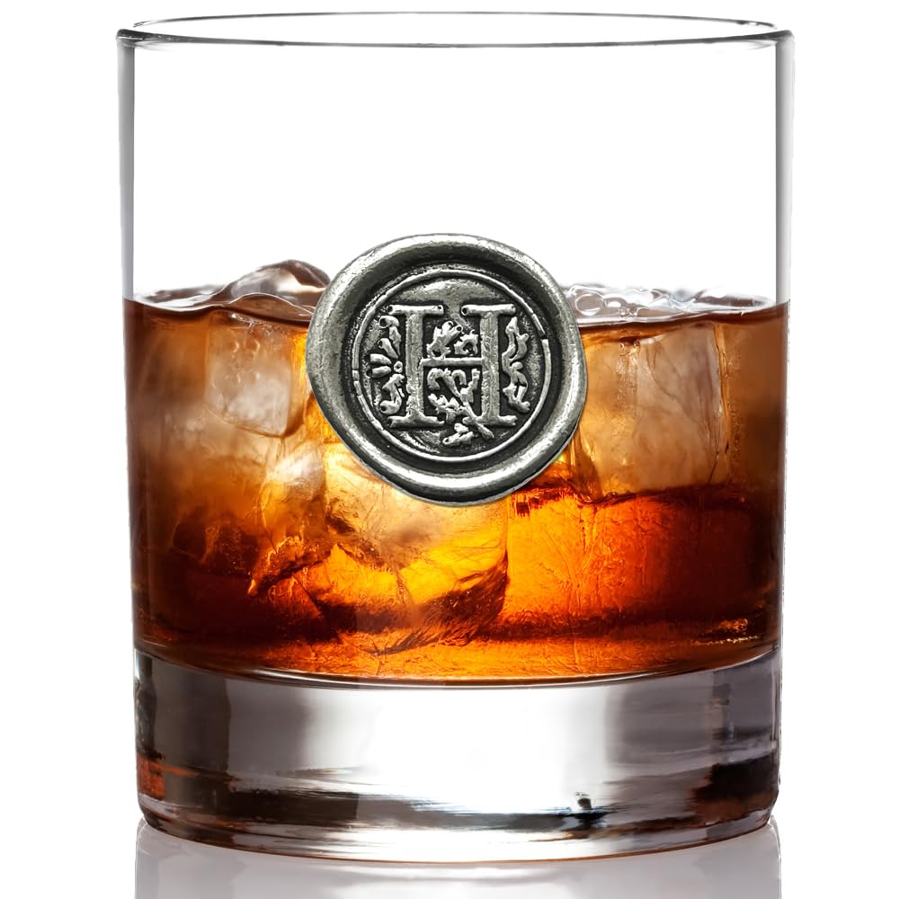 Monograma en el borde del vaso, regalo único de English Pewter Company.