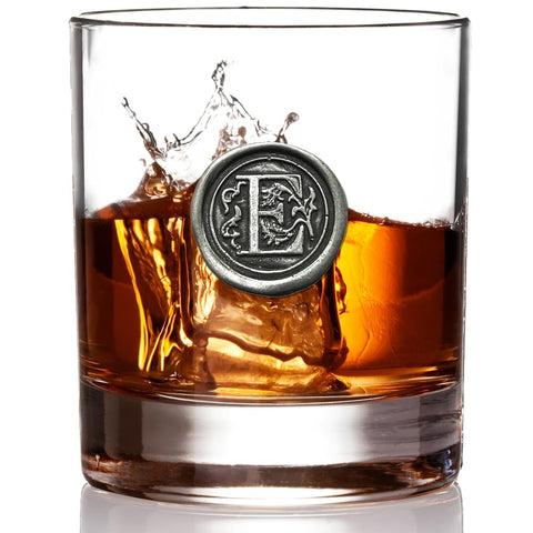 Emblema de peltre estilo sello en el vaso English Pewter Company.