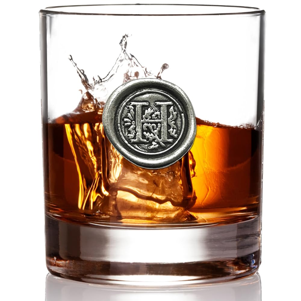 Insignia de peltre en estilo sello en el vaso de English Pewter Company.