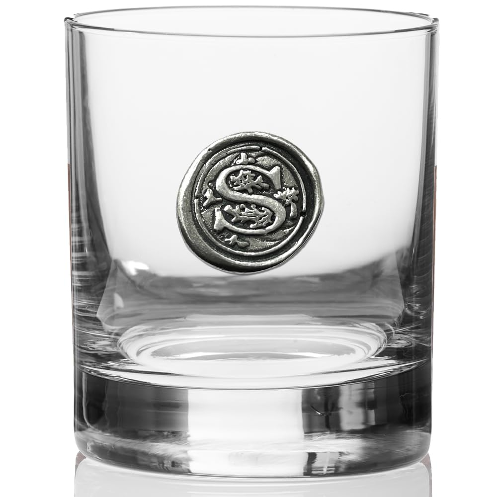 Mano sosteniendo el vaso para demostrar su ergonomía y tamaño.