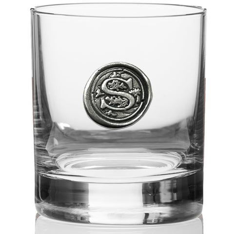 Mano sosteniendo el vaso para demostrar su ergonomía y tamaño.