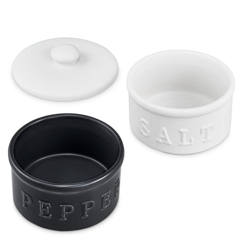 Enkiware salero-pimienta apilables con tapas para un mostrador ordenado.