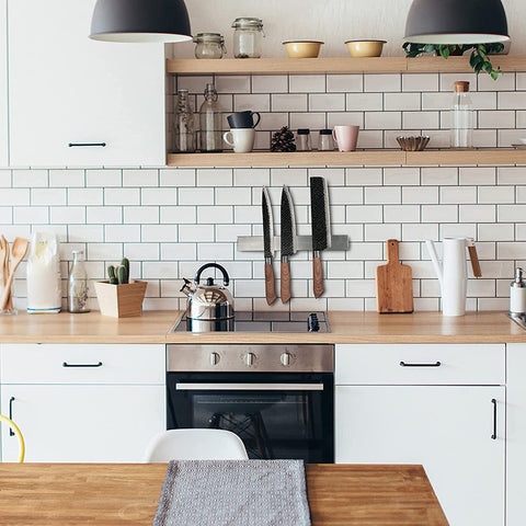 Organizador compacto para cocina y arte, ideal para mantener utensilios al alcance.