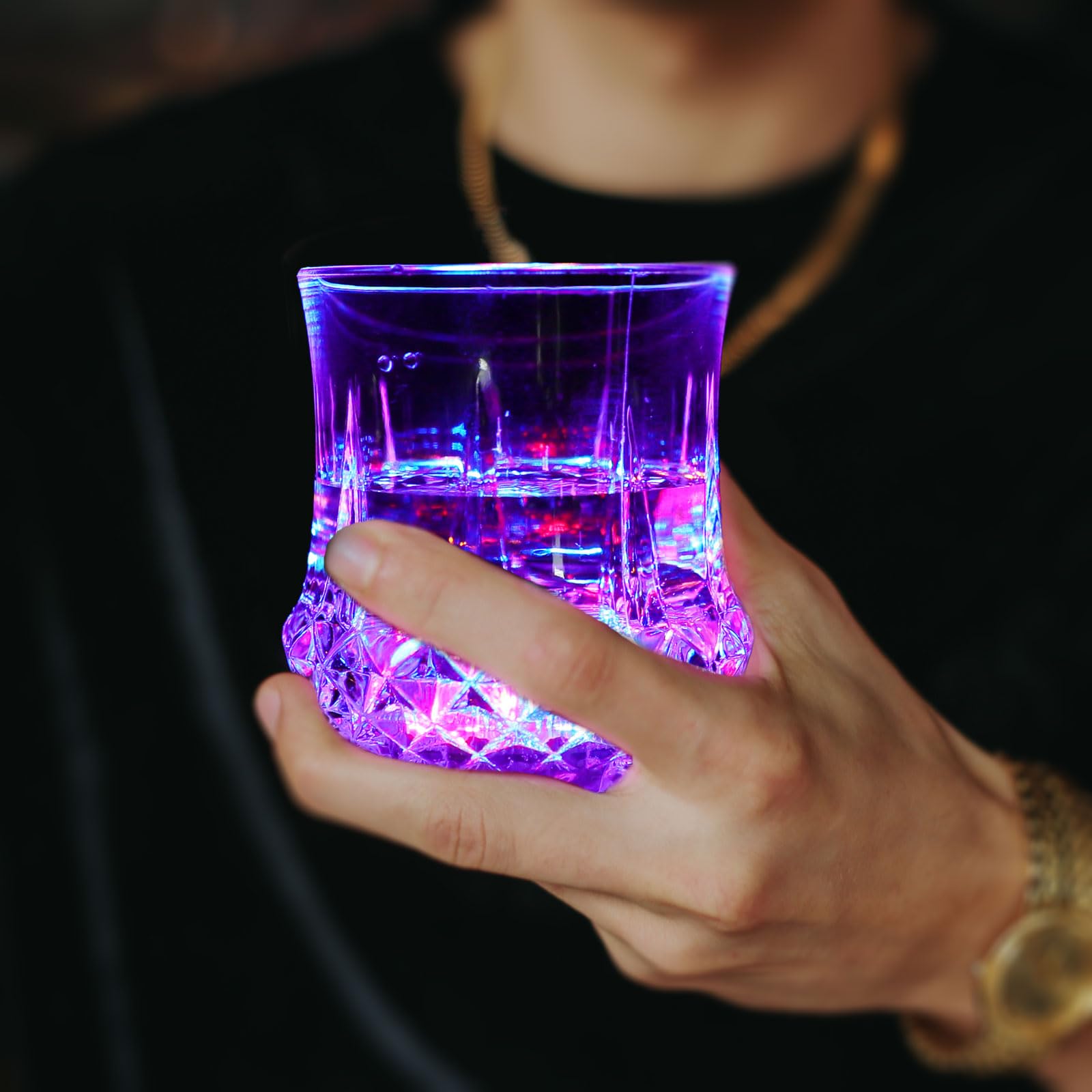 Copa LED ENUOLI en ambiente romántico para brindis.