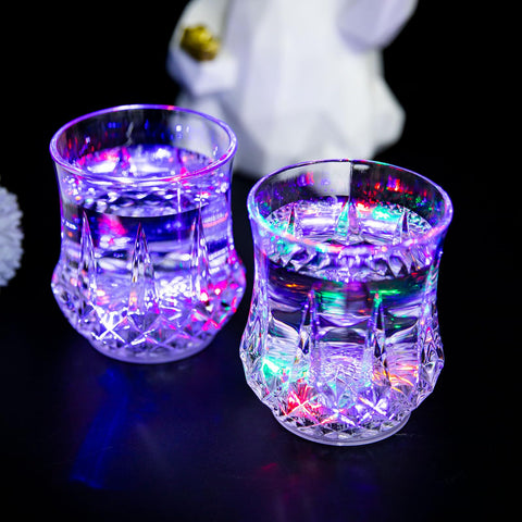 Copa LED ENUOLI con brillo vibrante para eventos nocturnos.