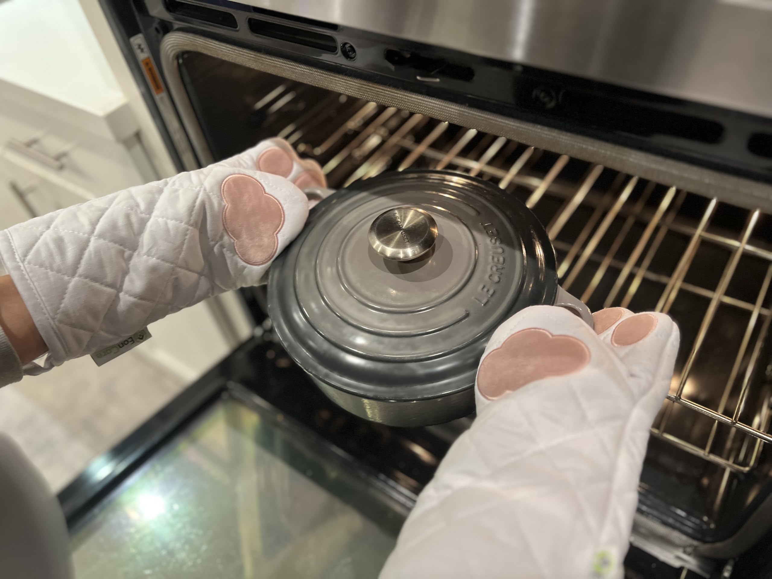 Guantes EonCare de cobertura larga para muñecas y antebrazos al cocinar.