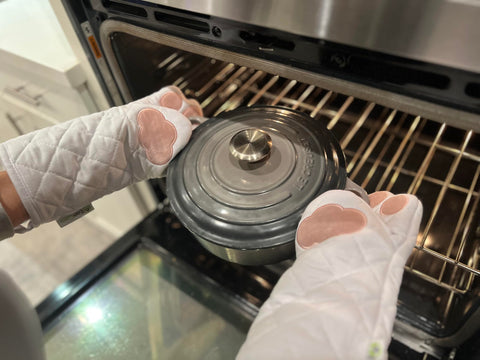 Guantes EonCare de cobertura larga para muñecas y antebrazos al cocinar.