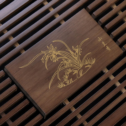 Bandeja Eorbow, detalle de orquídea, diseño artesanal que realza la mesa.