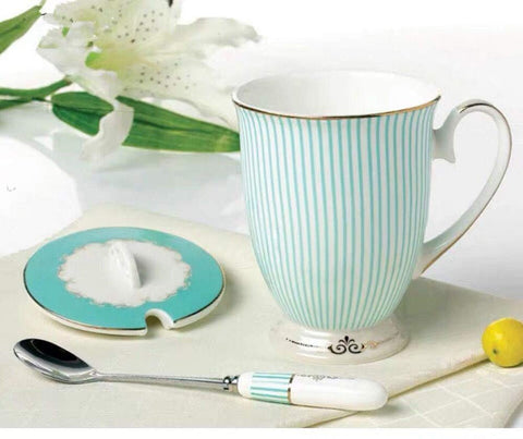 Taza YBK con borde dorado, detalle premium en la mesa