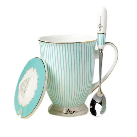 Taza YBK de Eplze con azul rayado, ideal para té diario