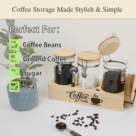 Portafiltro para café en el estante derecho facilita el uso.