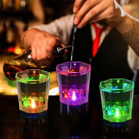 Vasos chupito Esdabem octagonal reflejando la luz desde múltiples ángulos