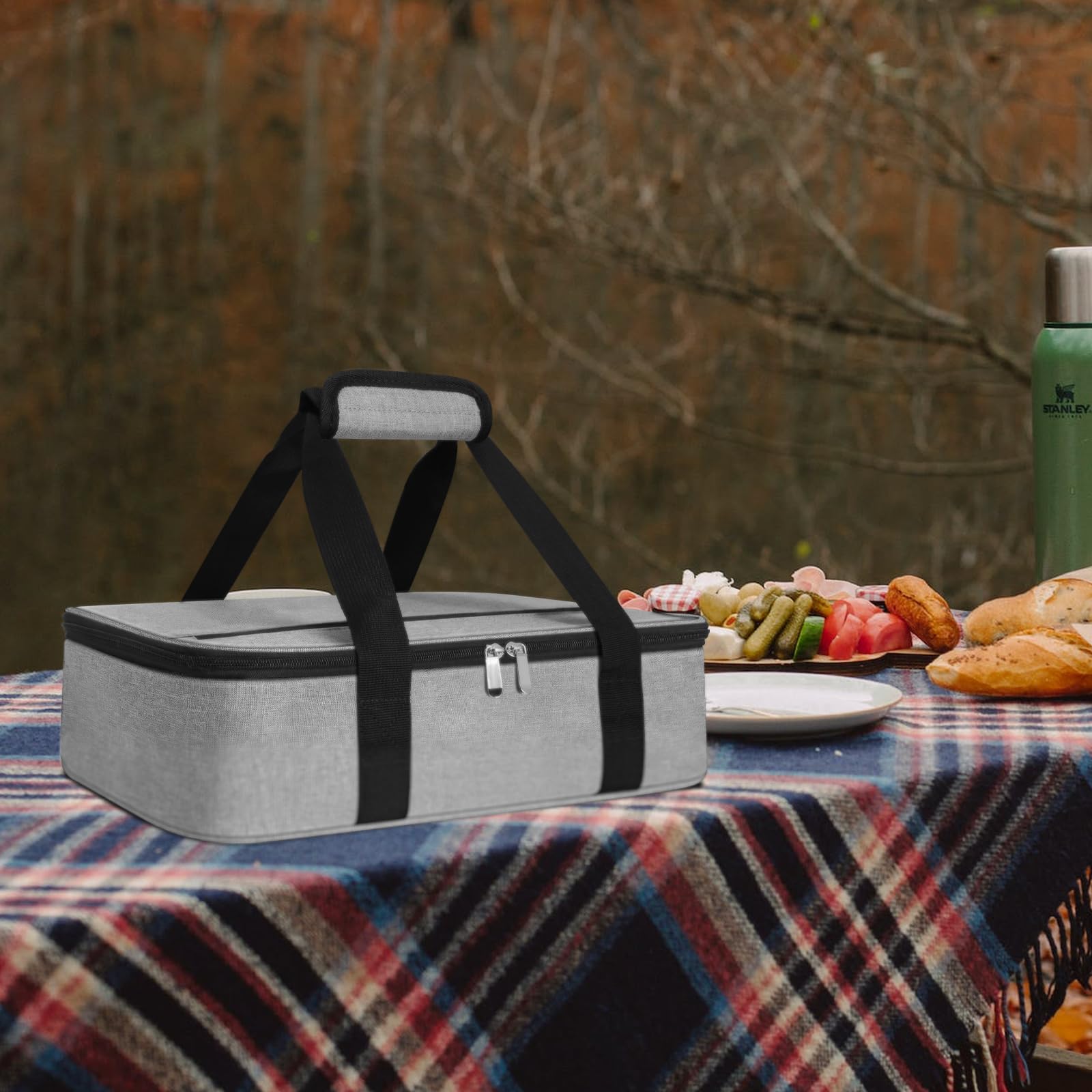 Bolsillo superior para cubiertos y condimentos ayuda durante comidas.