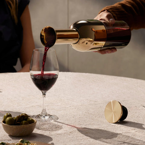eto decantador de vino oro acabado espejo, vista lateral, ayuda a conservar aromas.