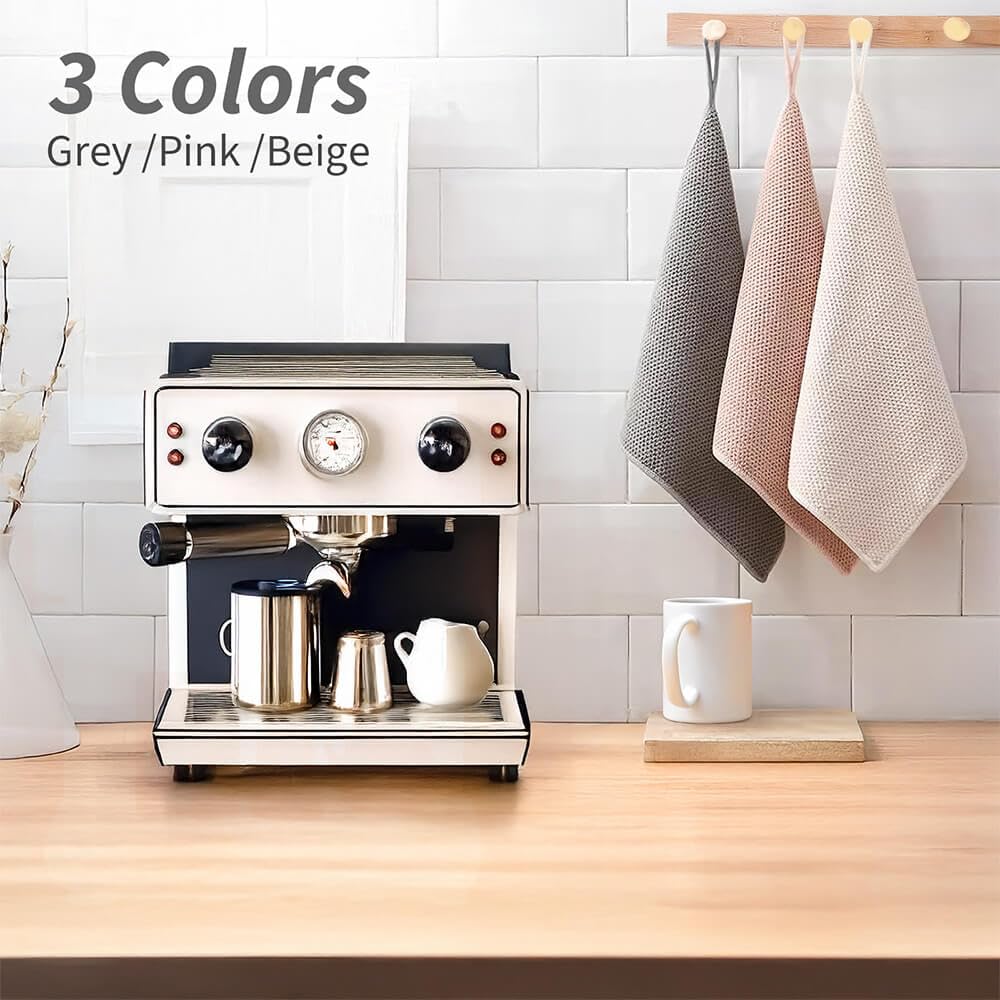 Toalla EubooTree Barista con gancho para colgar junto a la máquina.