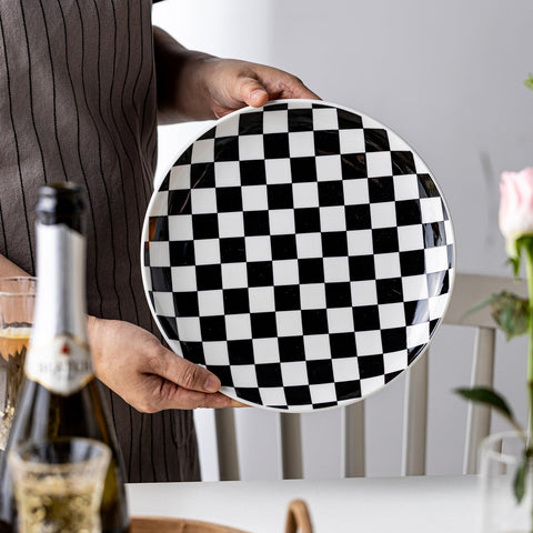 Acento decorativo en mesa con platos Euisail en ceramica de diseño negro/blanco