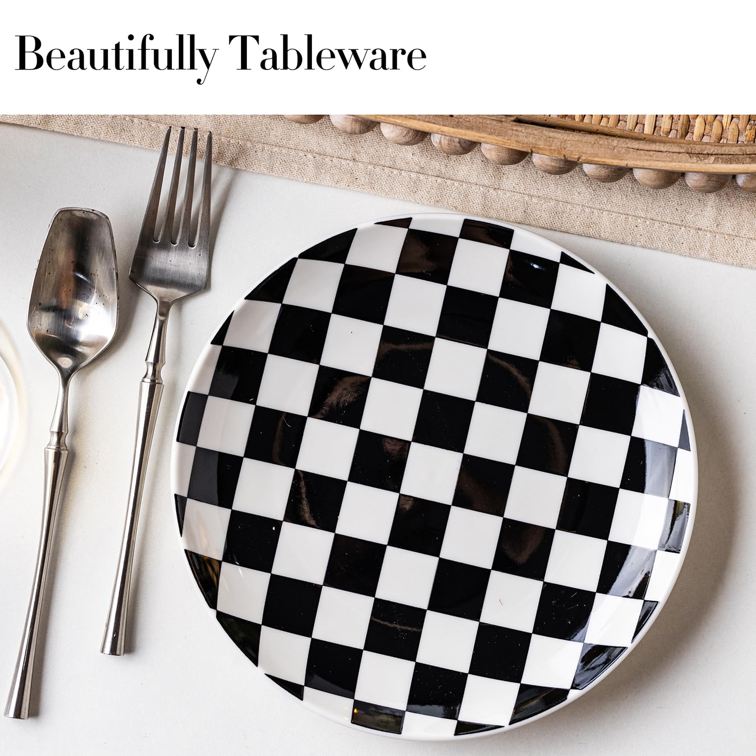 Plato apto para horno con estilo minimalista y cuadros negros, blancos.