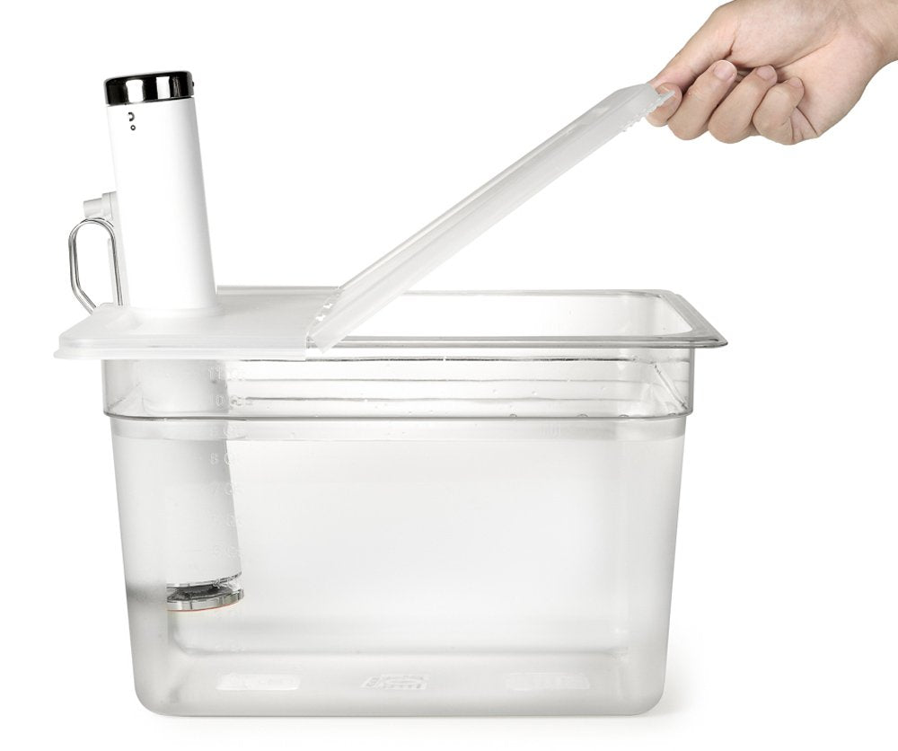 Everie tapa plegable para cocción al vacío, acceso fácil para revisar ingredientes sin perder temperatura.