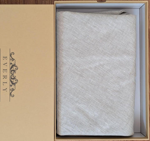 Detalle de dobladillos y borde texturizado Everly para un toque decorativo.