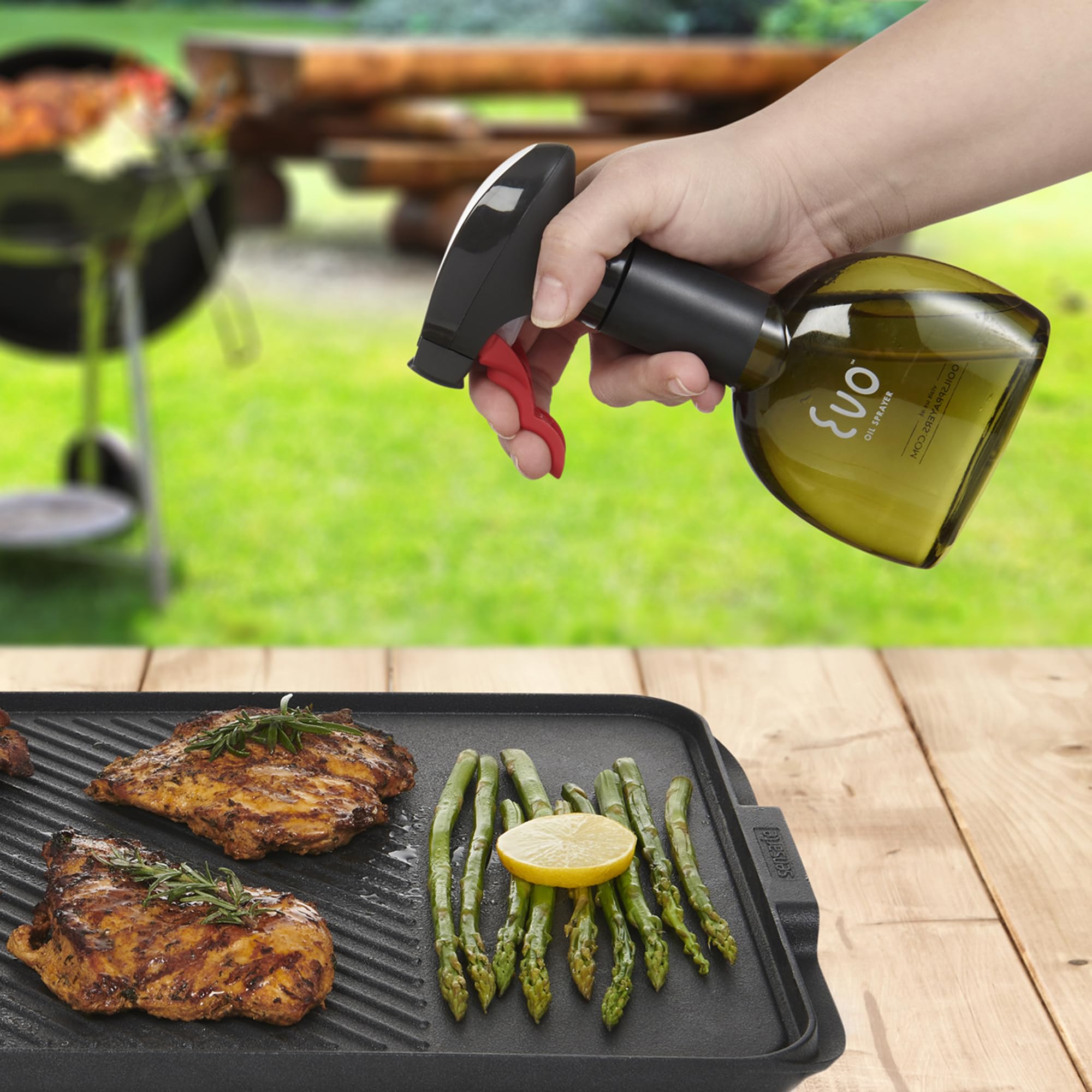 Evo Atomizador Aceite Minis en uso en cocina, práctico para aceites.