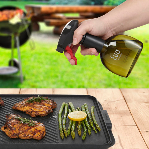 Evo Atomizador Aceite Minis en uso en cocina, práctico para aceites.