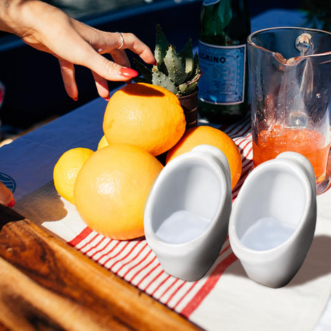 Vaso chupito urinario Extguds, acabado blanco, apto para bebidas varias.