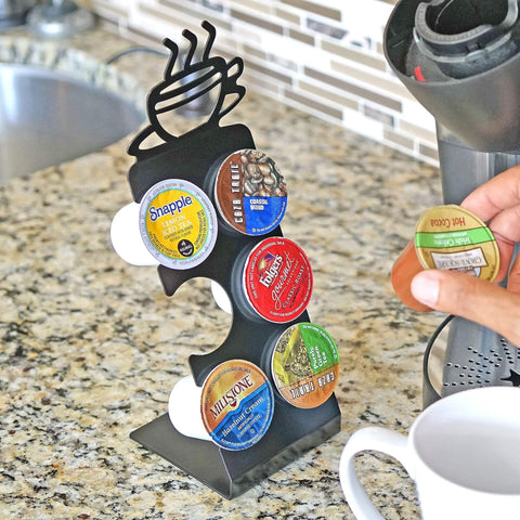 Detalle del diseño con taza humeante en el porta cápsulas de Fairly Odd Novelties