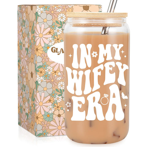 Fairy’s Gift Wifey Era: taza 16 oz con tapa para café diario.