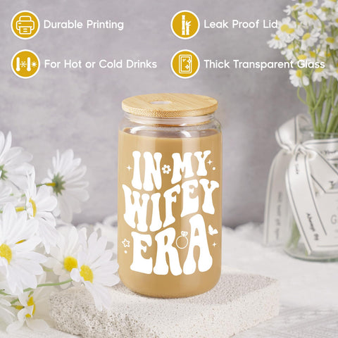 Fairy’s Gift Wifey Era: taza de vidrio 16 oz resistente para bebidas.