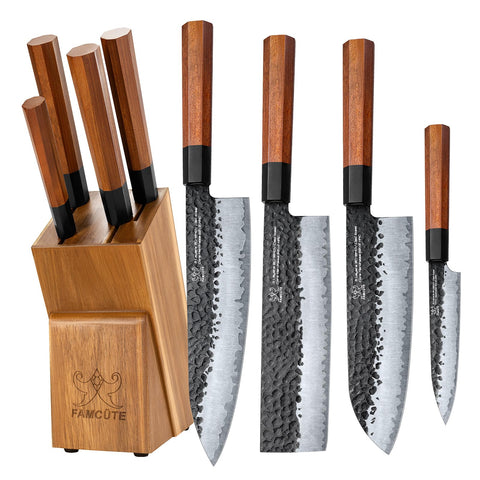 Bloque de cuchillos FAMCÜTE en madera para almacenamiento seguro.