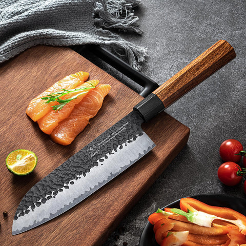 Mango de palissandro de FAMCÜTE Santoku, ergonómico y cómodo.