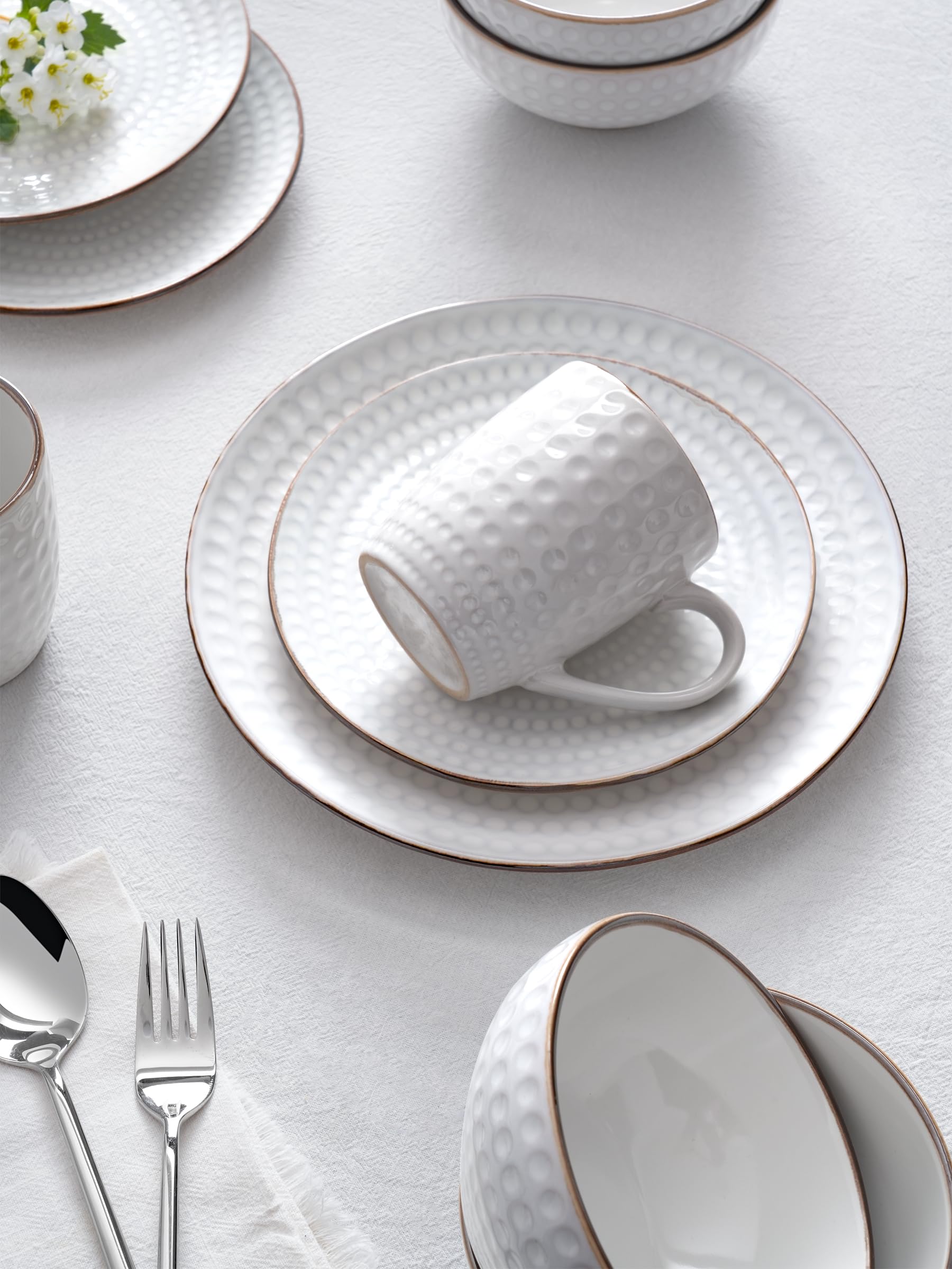Presentación de mesa con estilo Famiware Eden, perfecta para cenas familiares.
