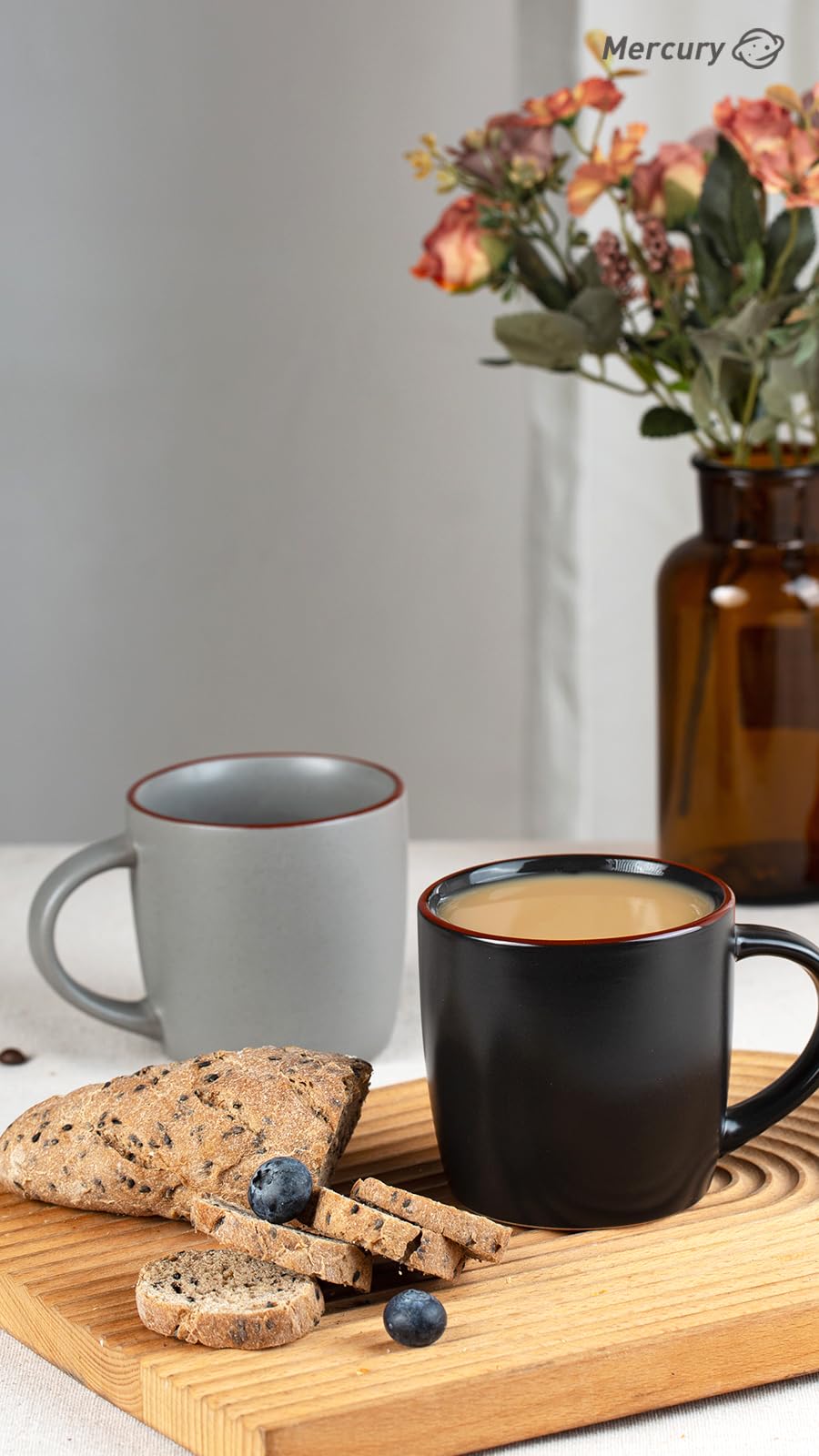Taza con asa ergonómica de famiware Mercury para sostener bebidas calientes.