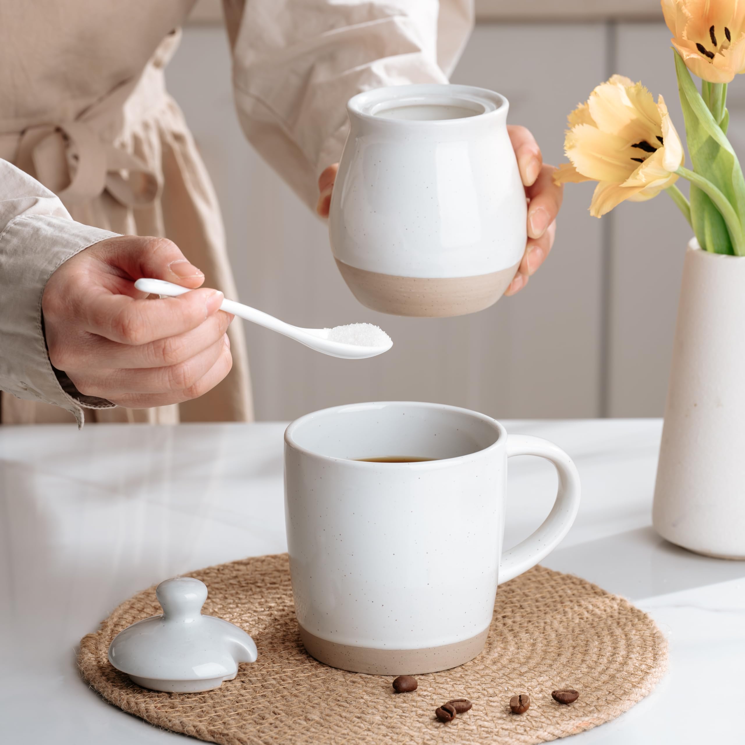 Diseño moderno y marrón moteado complementa cocinas modernas.