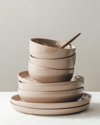 Plato con diseño moteado marrón Famiware Milkyway para una mesa elegante.