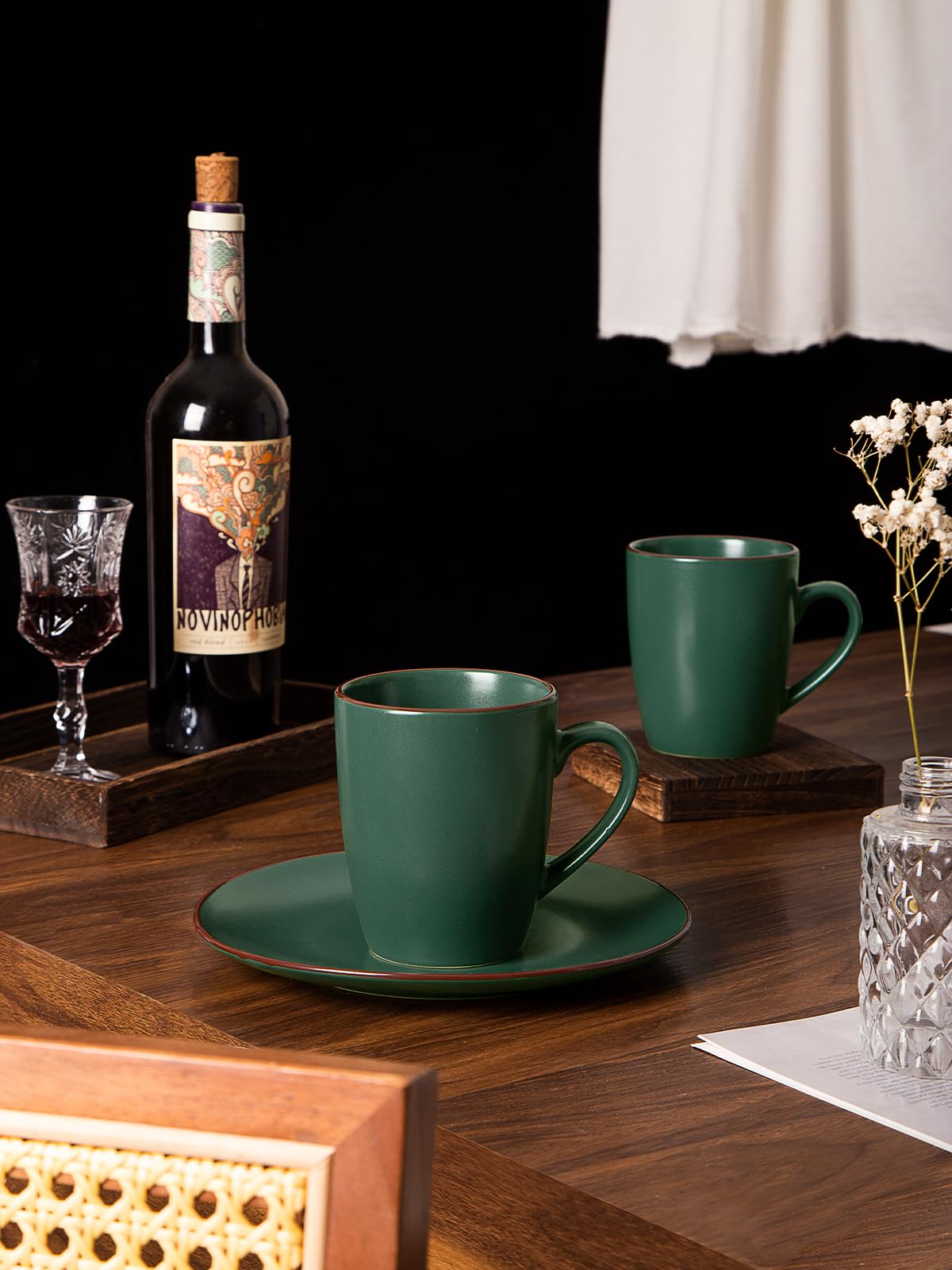 Borde marrón artesanal en tazas Venus para un toque distintivo.