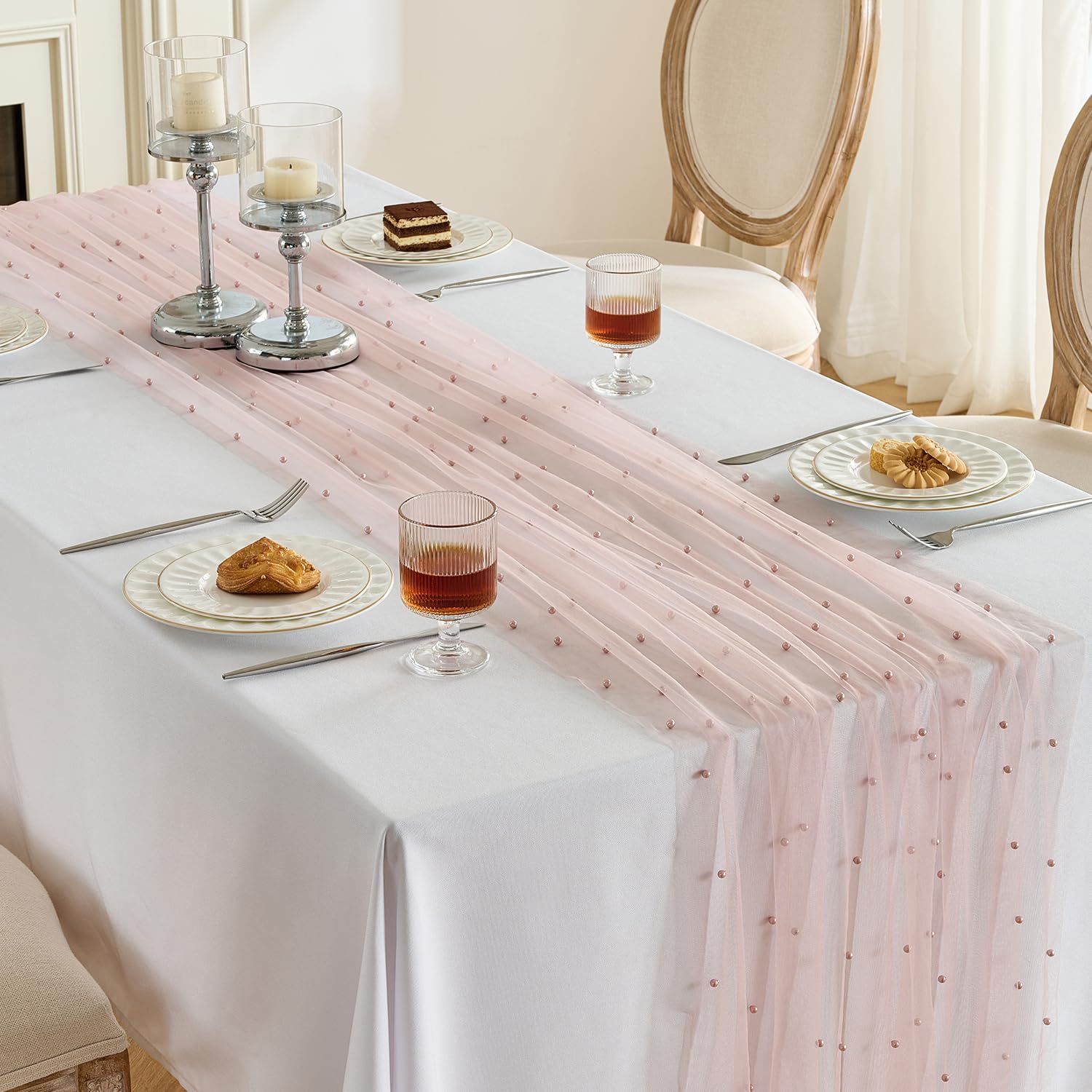 Ambiente de comedor Fanami con tule y perlas para cenas elegantes.