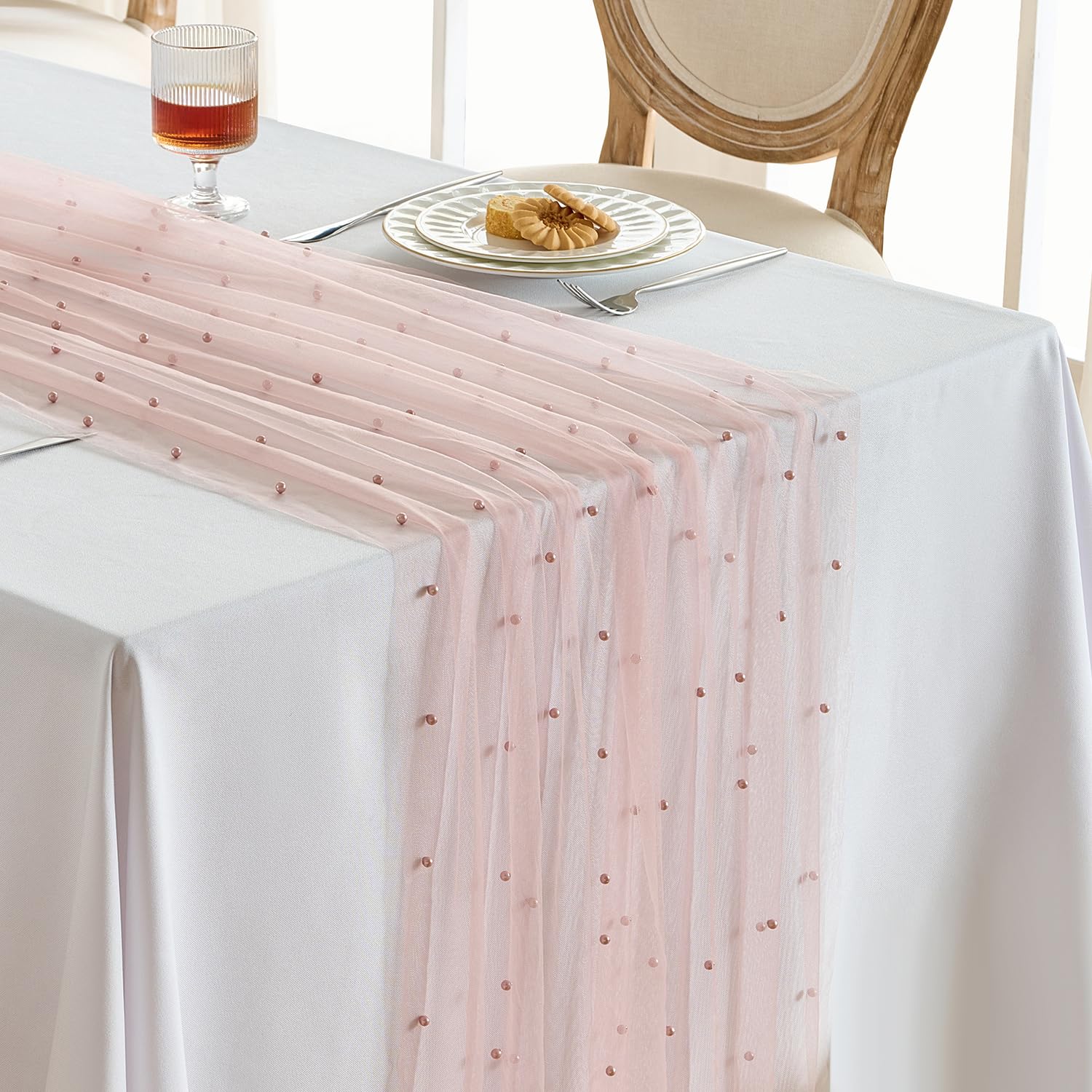 Fanami corredor de mesa con perlas rosadas y tule para una presentación elegante.