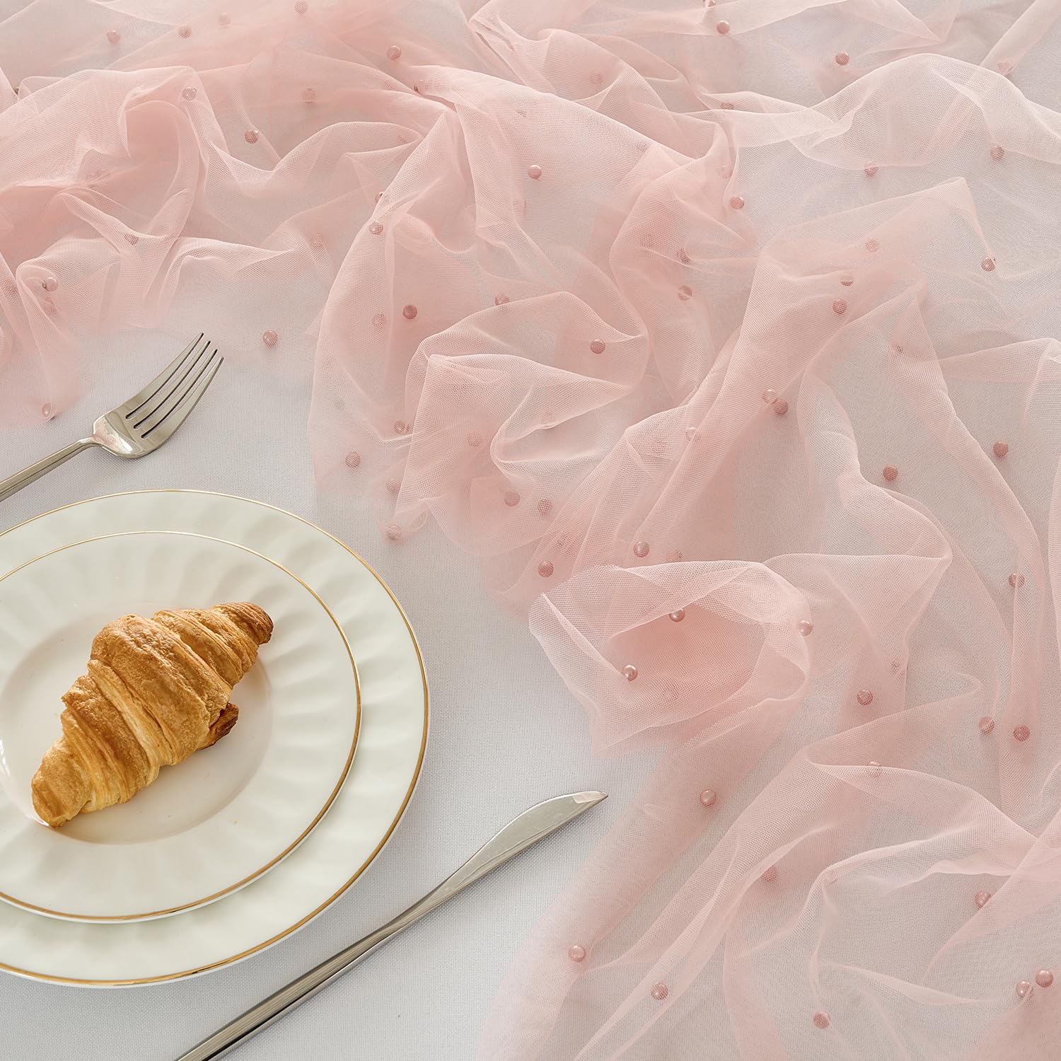 Corredor de mesa Fanami de tule rosado con perlas, brillo suave para tu celebración.