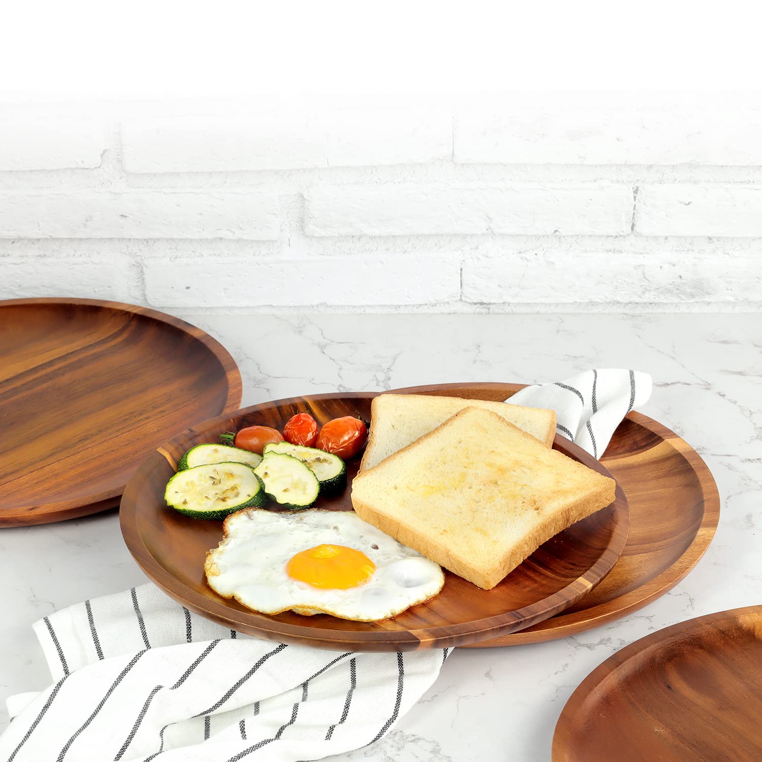 Platos FANICHI de acacia redondos, aspecto natural que realza presentaciones.