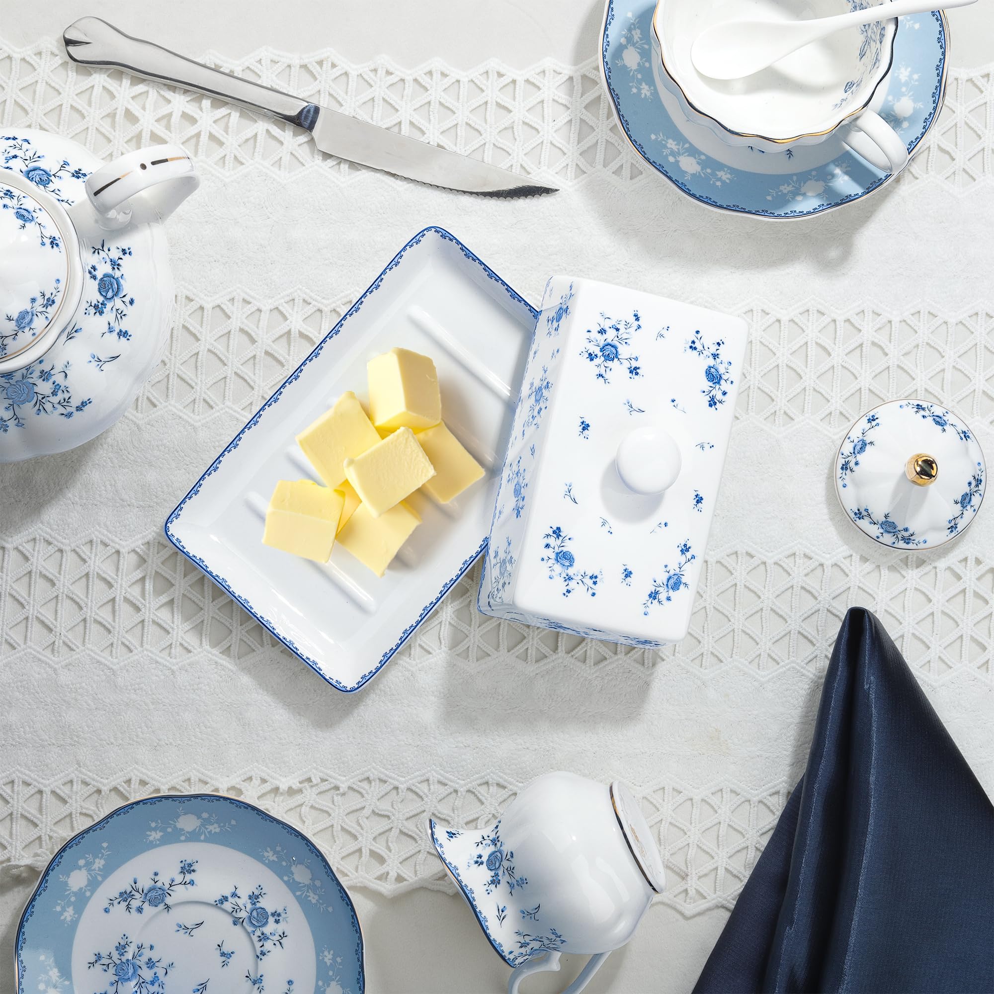 fanquare diseño azul-blanco con rosa aporta color a la cocina