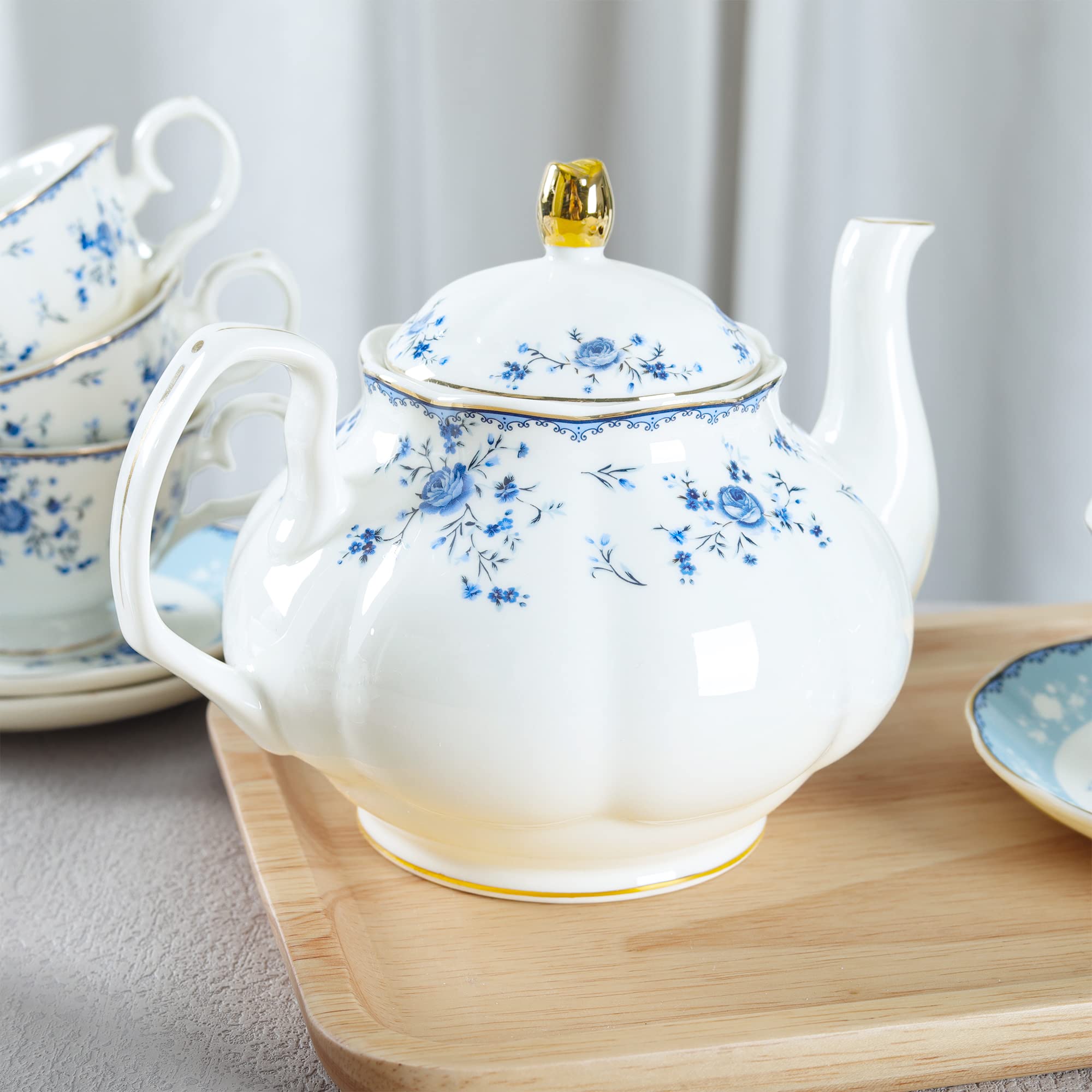 Fanquare lechera de porcelana azul con rosas, útil para servir leche en la mesa