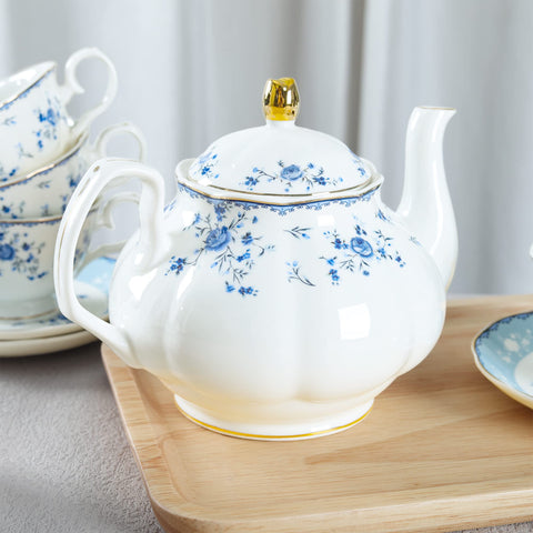 Fanquare lechera de porcelana azul con rosas, útil para servir leche en la mesa