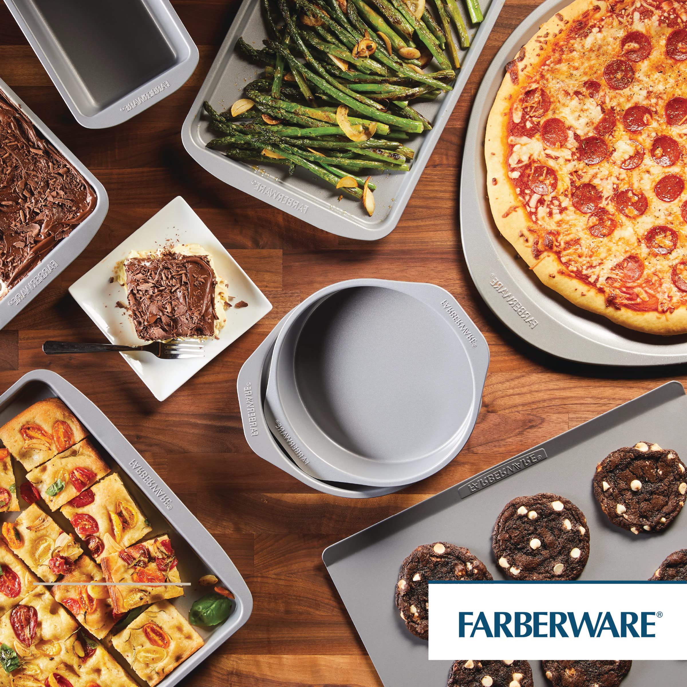 Farberware GoldenBake: molde con aislamiento para horneados uniformes.
