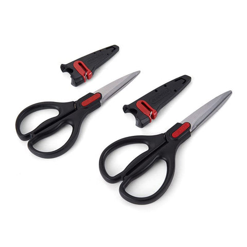 Tijeras Farberware cortando cuerda de cocina con precisión.