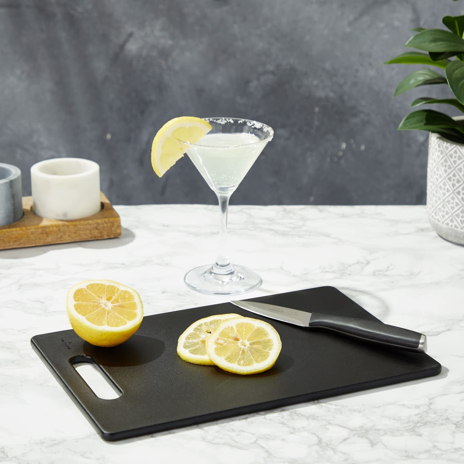 Farmlyn Creek tabla de corte negra con diseño de bar para presentaciones elegantes.