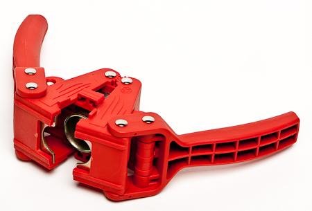 Tapadora FastRack Barón Rojo con imán para alineación segura.
