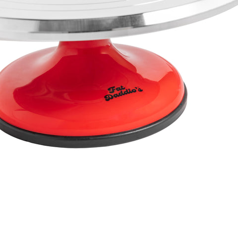 Acabado en rojo y plata que complementa cocinas modernas.