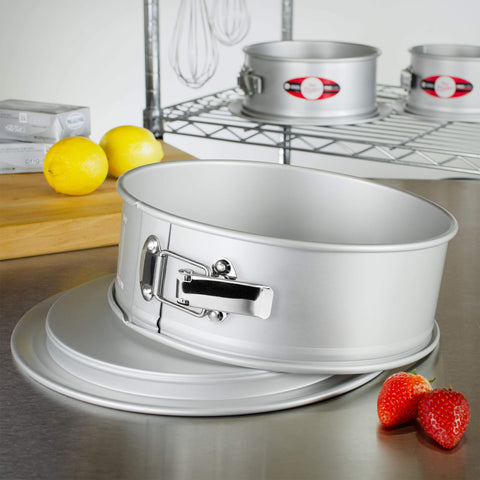 Fat Daddio's pan resorte redondo con base pedestal removible para servir con facilidad.
