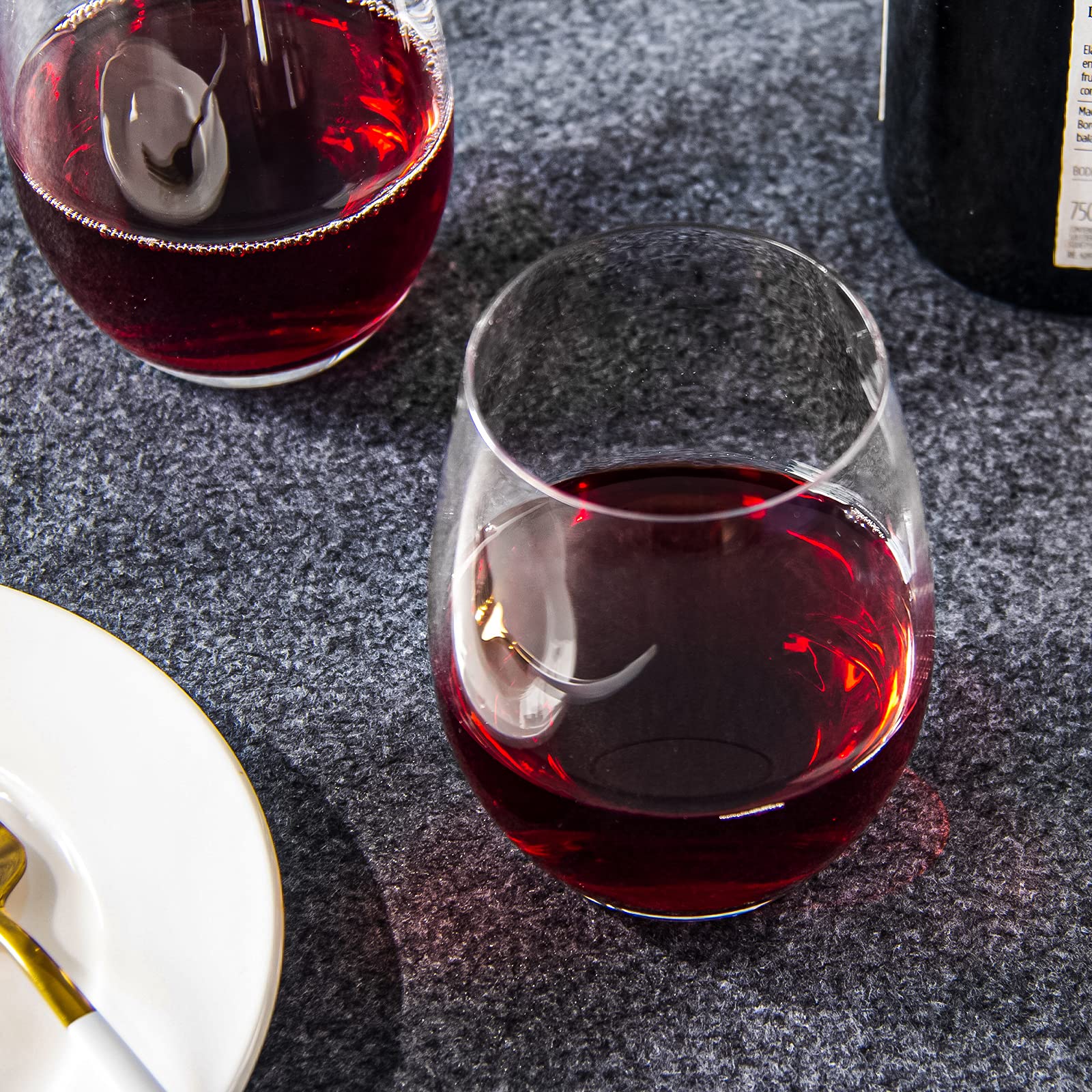 Vinos tinto y blanco con FAWLES facilita degustaciones diarias.